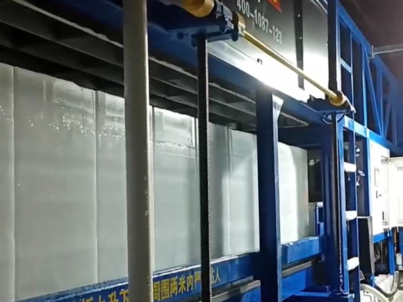 La máquina de producción de bloques de hielo de 50 kg alcanza una capacidad diaria de 15 toneladas.